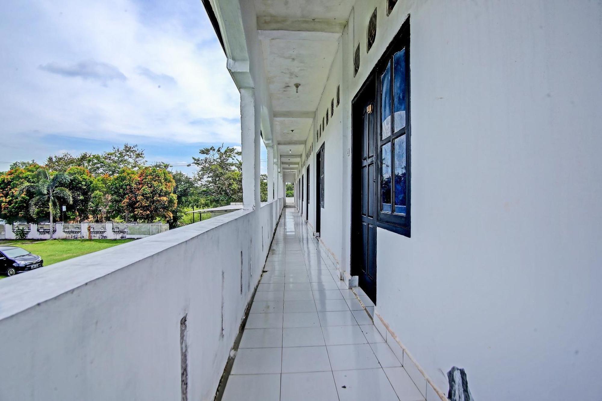 Oyo Life 91127 Wisma Sukajadi Syariah Perabumulih 외부 사진