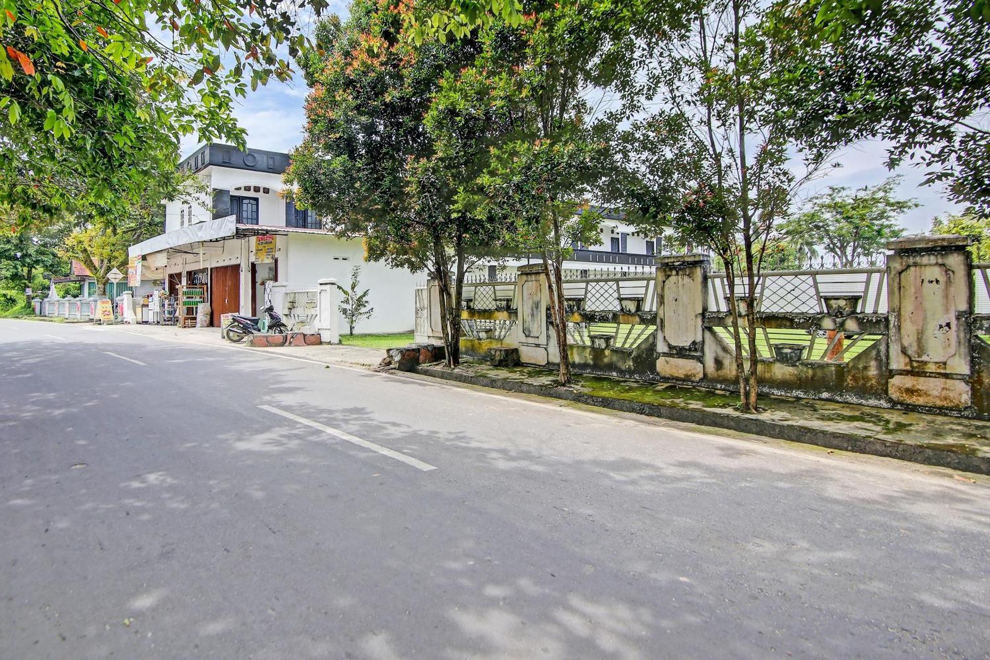 Oyo Life 91127 Wisma Sukajadi Syariah Perabumulih 외부 사진
