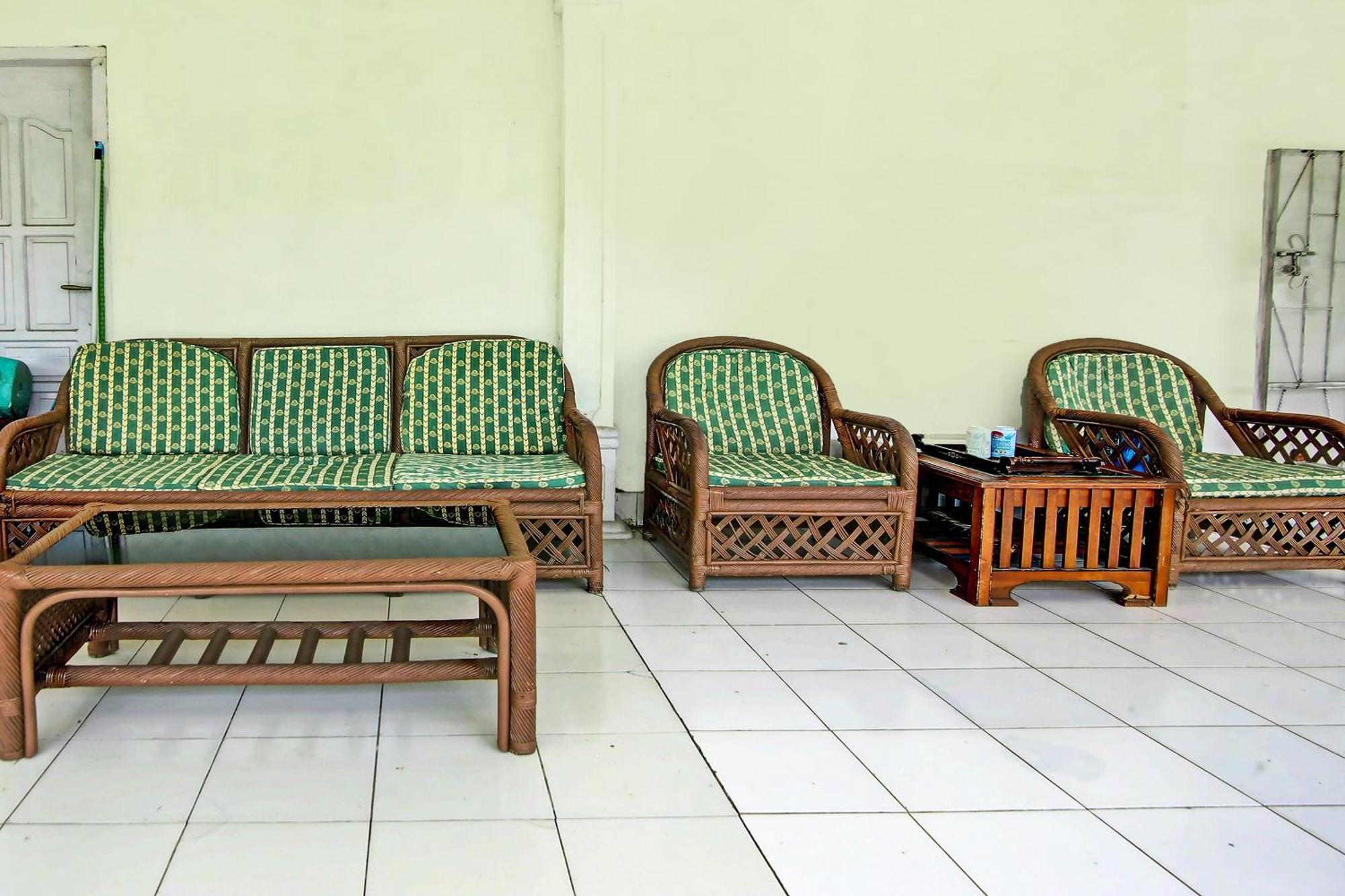 Oyo Life 91127 Wisma Sukajadi Syariah Perabumulih 외부 사진