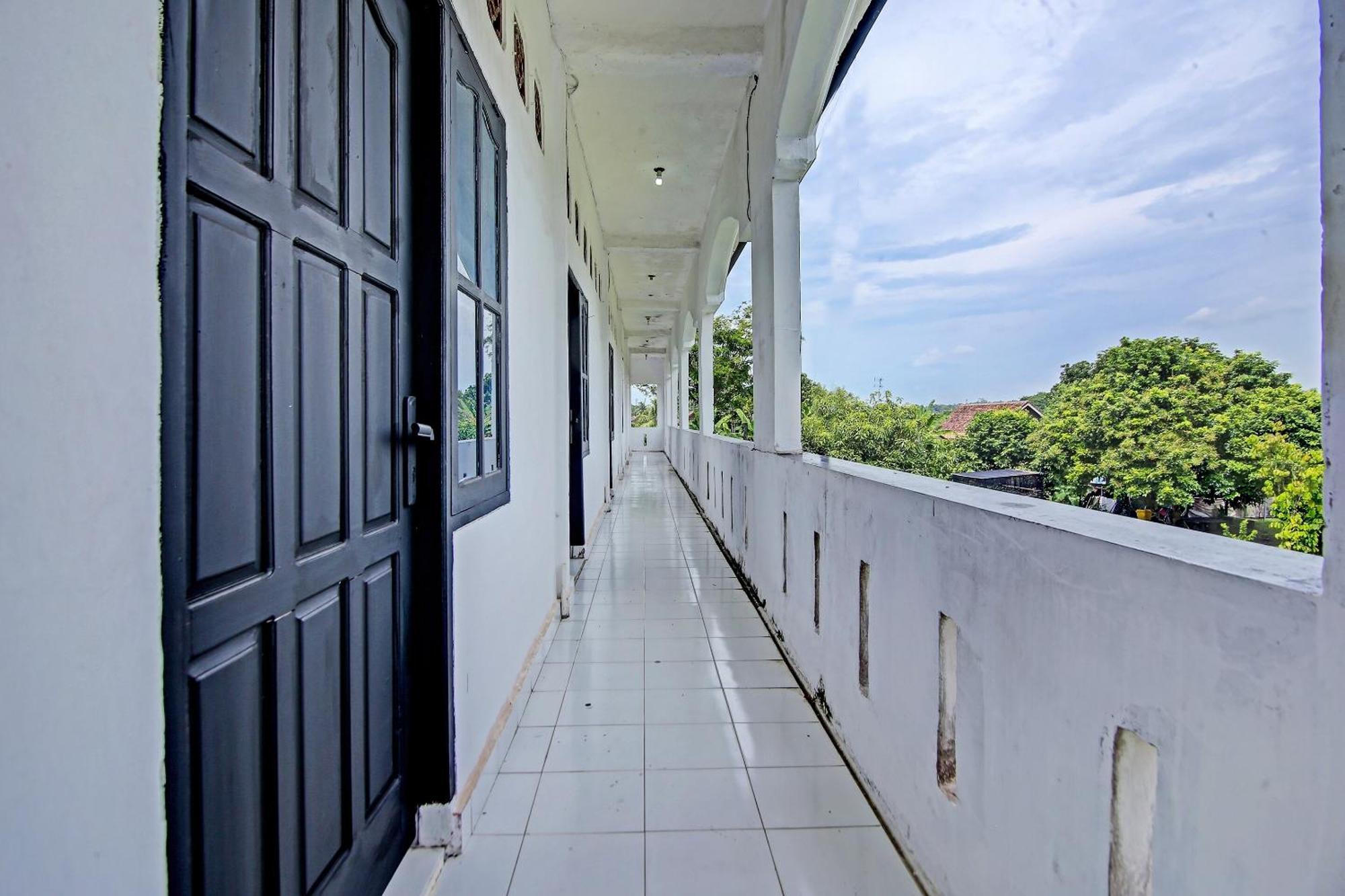Oyo Life 91127 Wisma Sukajadi Syariah Perabumulih 외부 사진