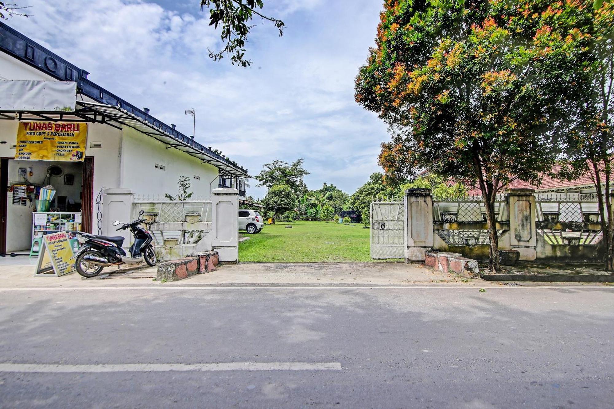 Oyo Life 91127 Wisma Sukajadi Syariah Perabumulih 외부 사진
