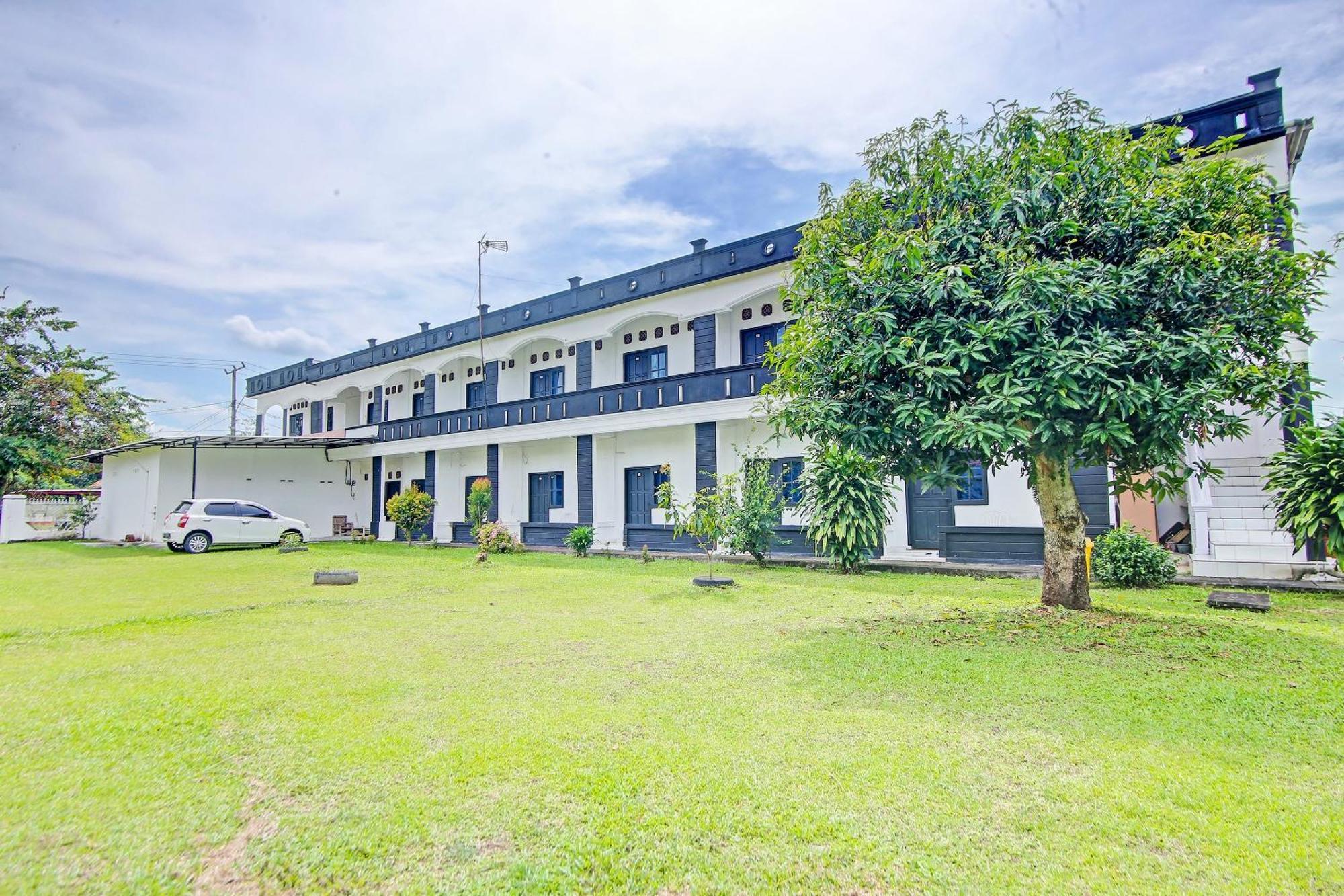 Oyo Life 91127 Wisma Sukajadi Syariah Perabumulih 외부 사진